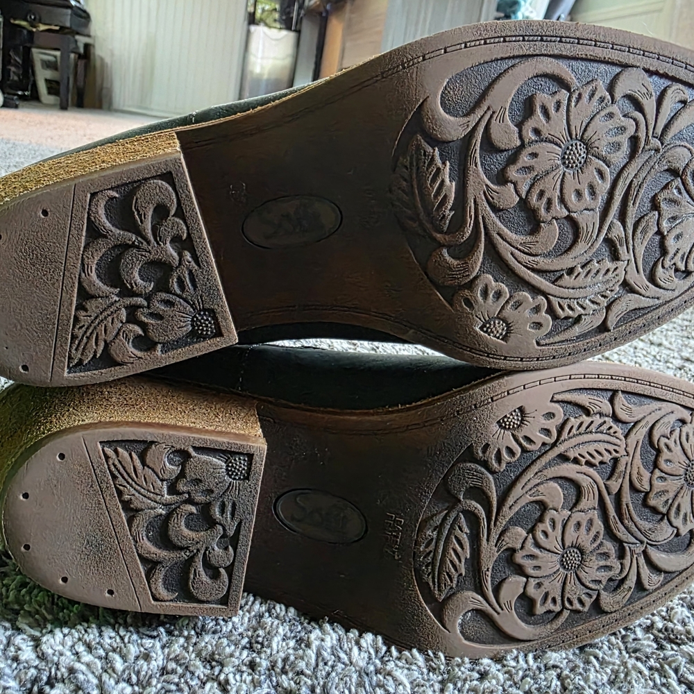 Sofft Olive Green Ankle Bootiwith Sleek Design - Picture 5 of 6